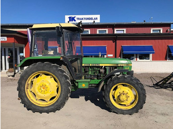 Trator JOHN DEERE 2140