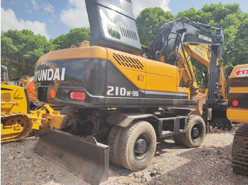 Escavadeira de rodas HYUNDAI R210