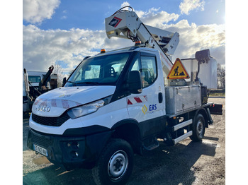 Caminhão com plataforma aérea IVECO