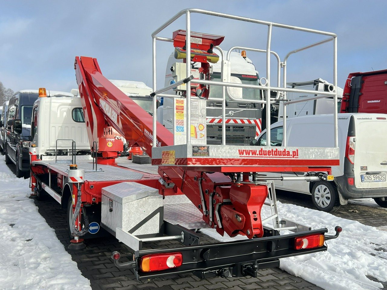 Caminhão com plataforma aérea Nissan Cabstar: foto 13