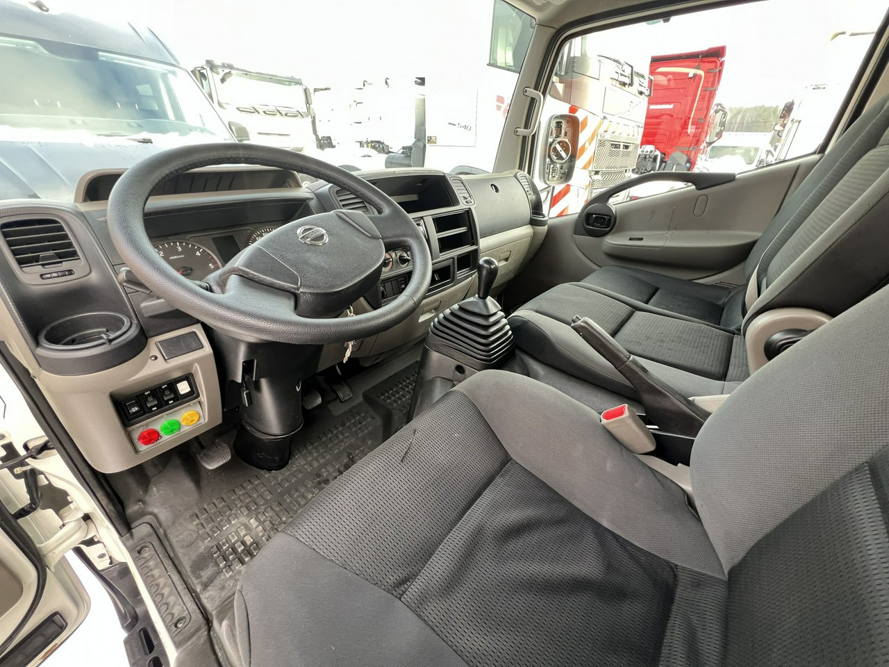 Caminhão com plataforma aérea Nissan Cabstar: foto 16