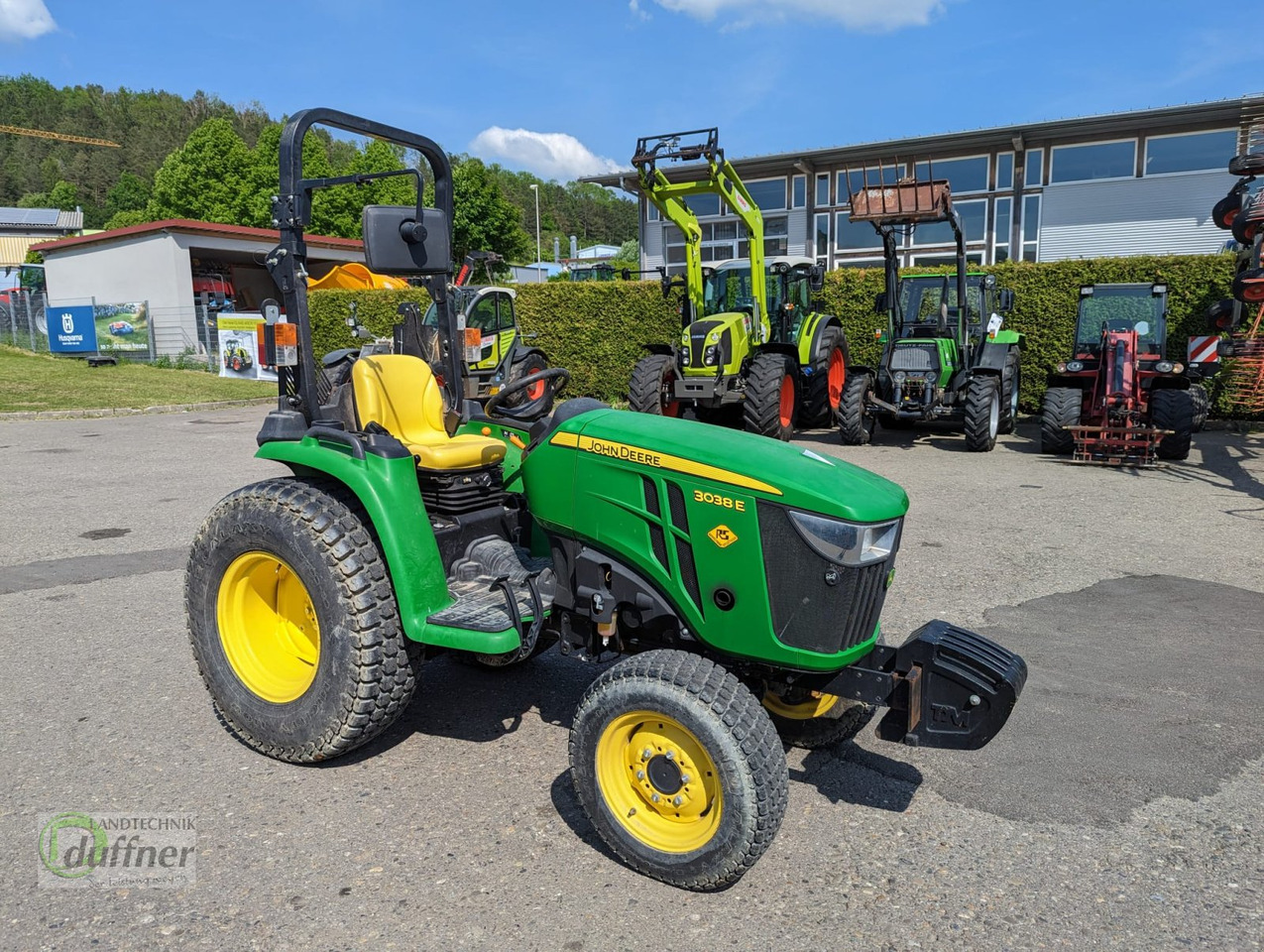 Trator John Deere 3038 E: foto 1