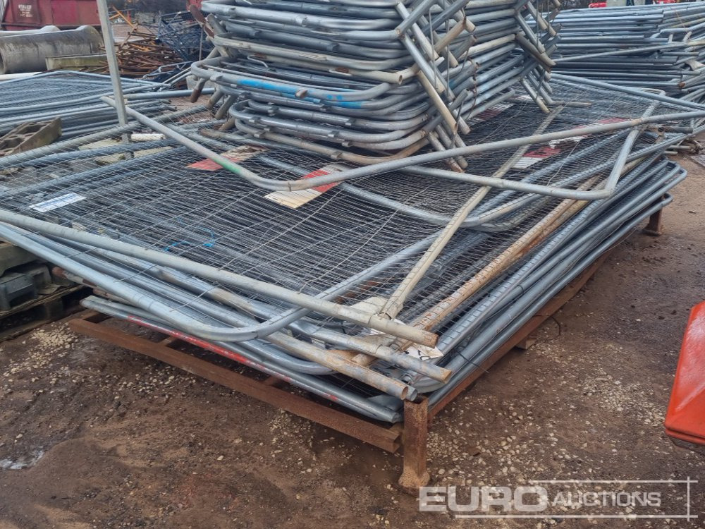 Equipamento de construção Stillage of Heras Fencing, Pallet of Fencing Feet (2 of), Pallet of Breeze Blocks, Bundle of Metal Safety Barriers: foto 6