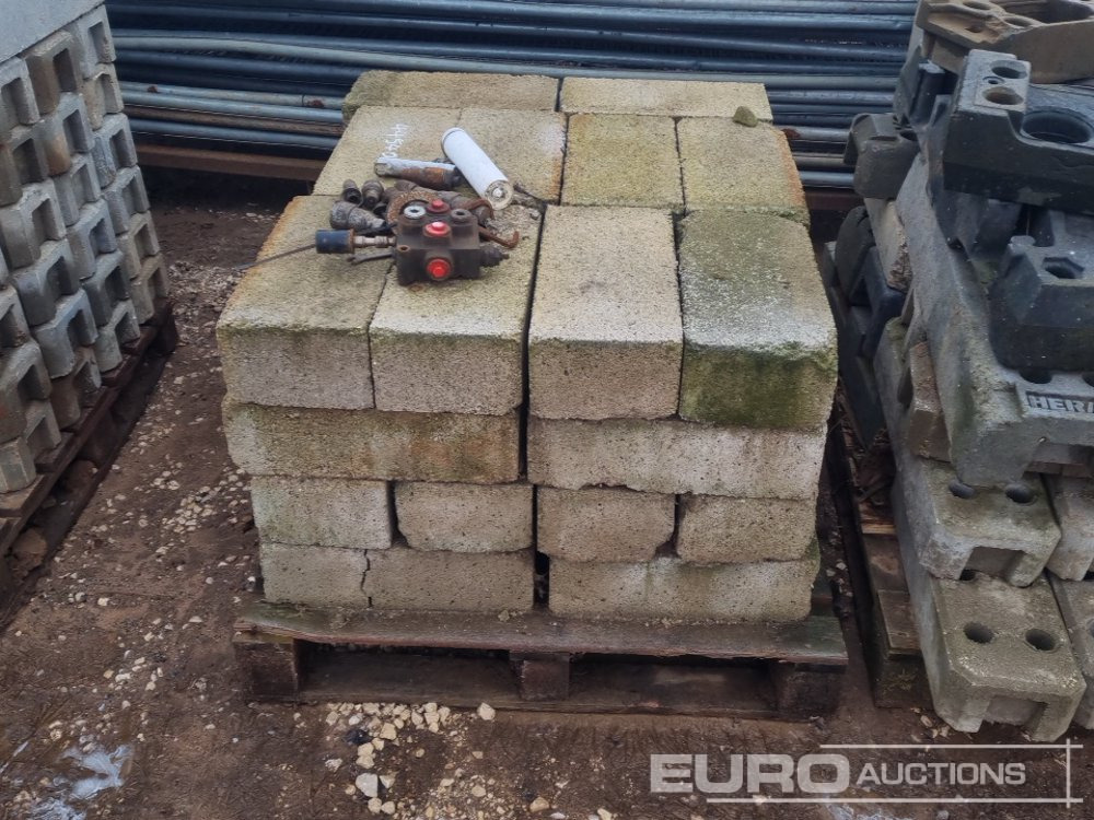 Equipamento de construção Stillage of Heras Fencing, Pallet of Fencing Feet (2 of), Pallet of Breeze Blocks, Bundle of Metal Safety Barriers: foto 8