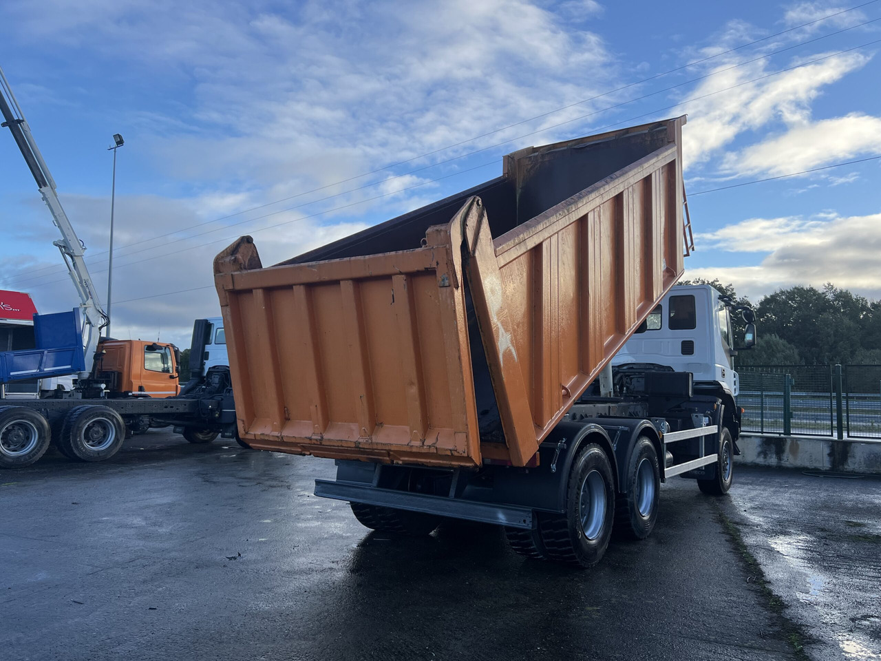 Camião basculante CAMION VOLQUETE IVECO TRAKKER 450 6X6: foto 11