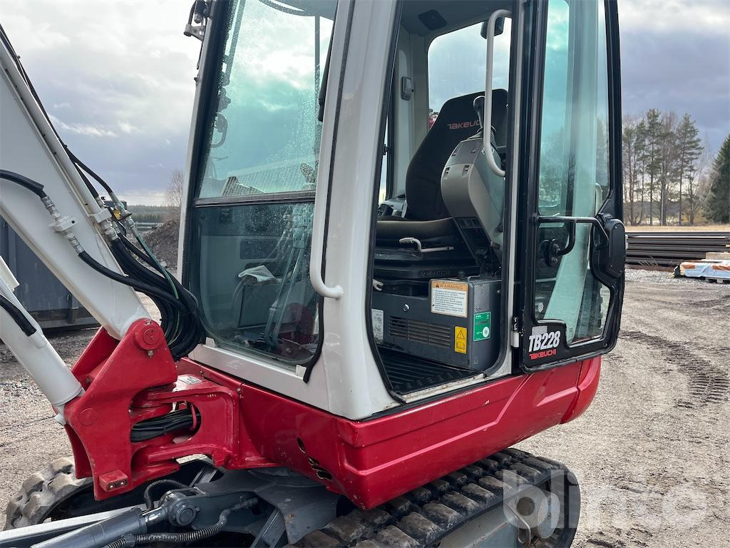 Mini escavadeira Takeuchi TB228: foto 10