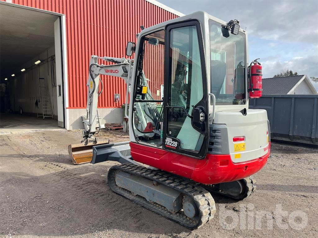 Mini escavadeira Takeuchi TB228: foto 7